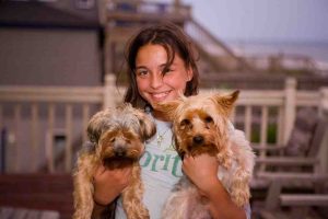 Дитина з собаками